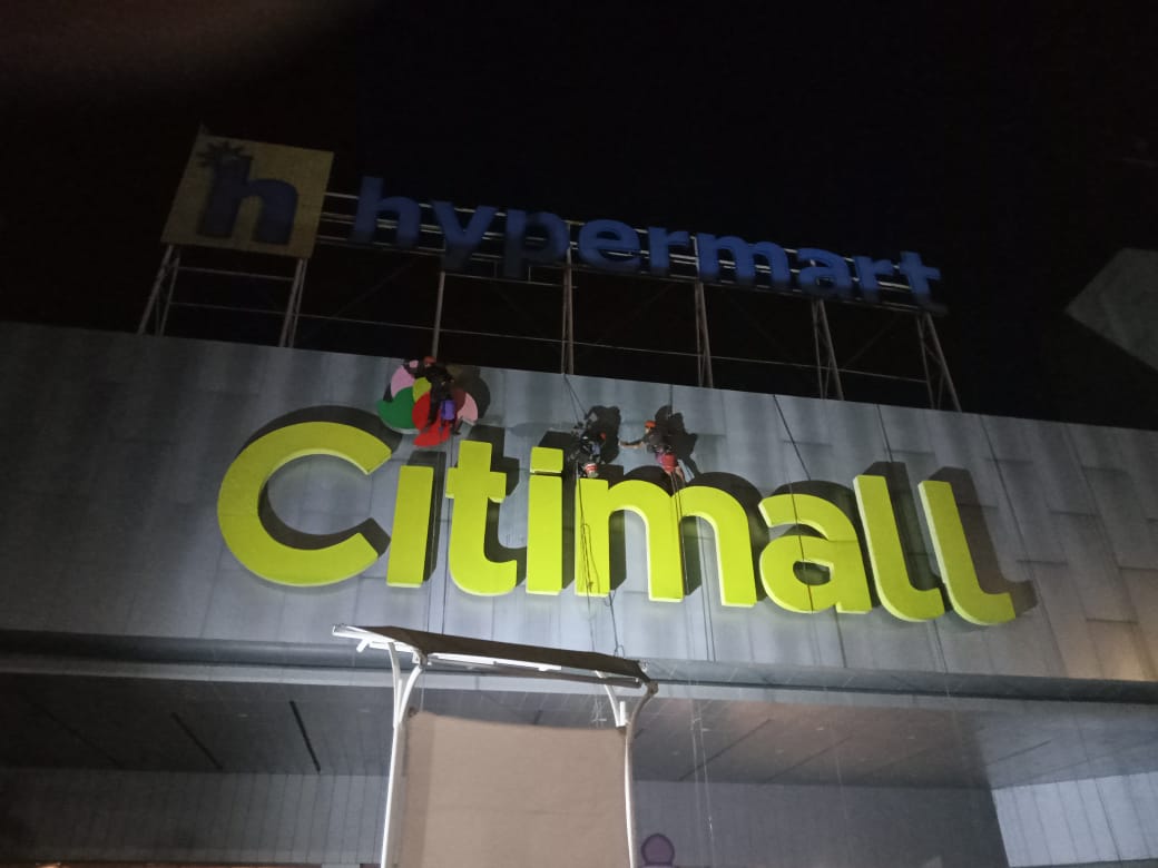 Pemasangan Logo Gedung